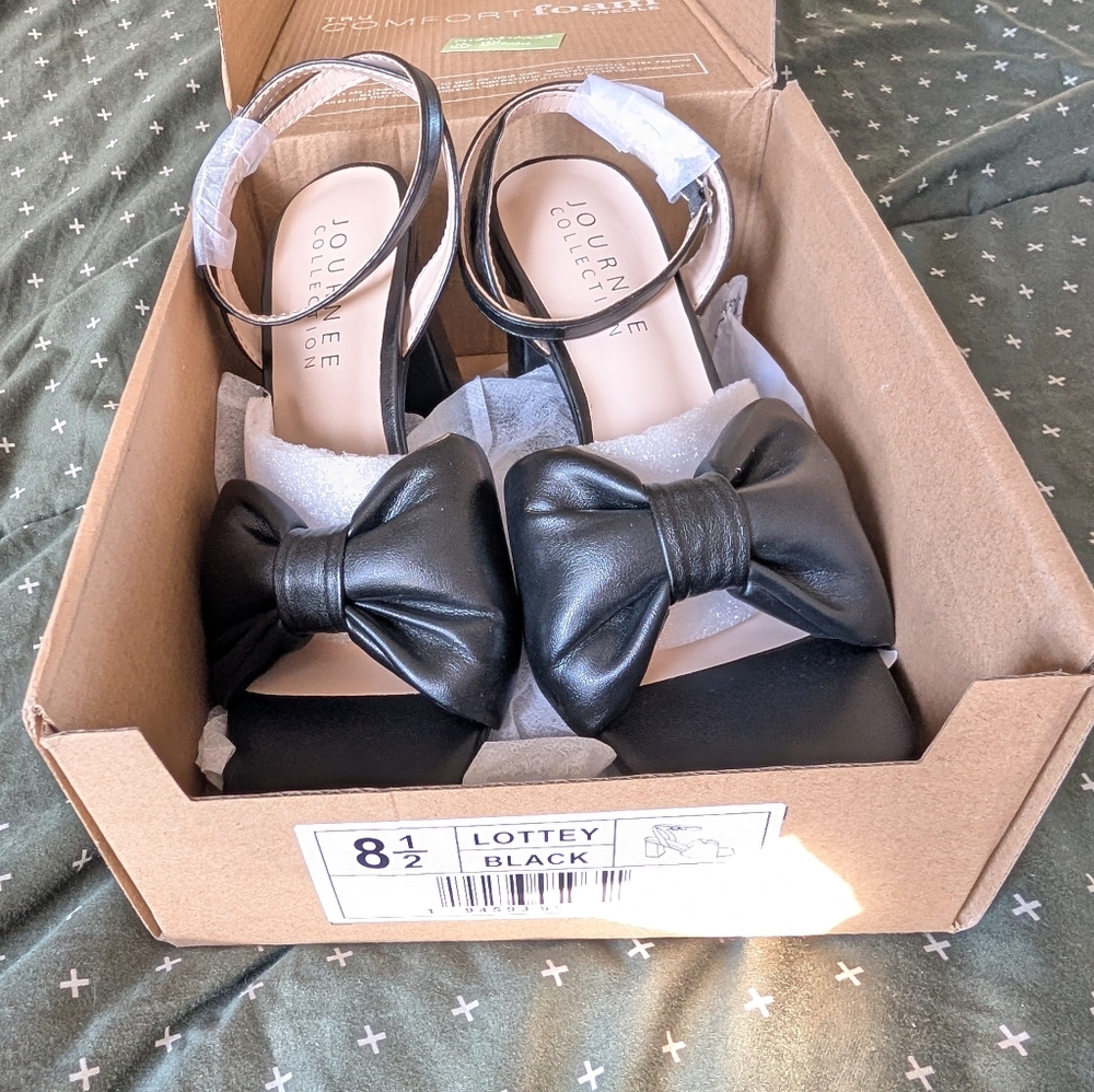 8.5 Journee Collection Black Bow Women's Chunky Strappy Heels